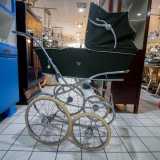 Scorgiamo altri manufatti insoliti: una carrozzina d'epoca...